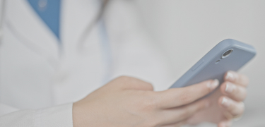 スマートフォンを使って麻酔予約を完了する様子