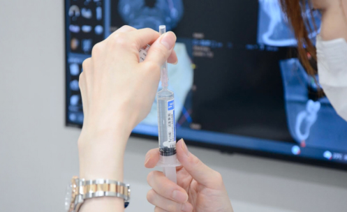 注射器を準備している医療スタッフ