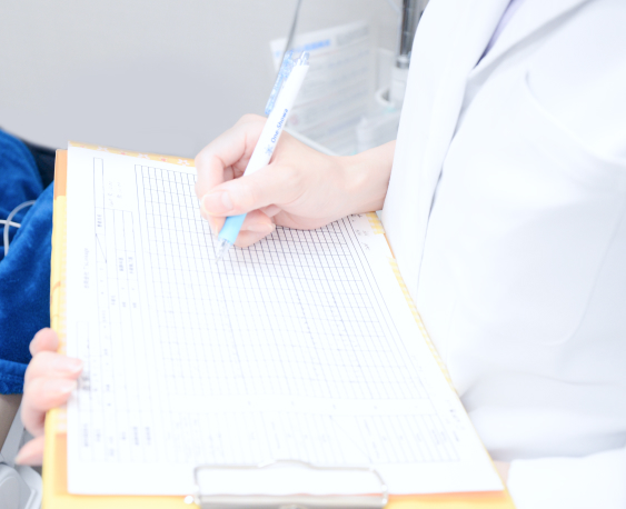 注射器と薬剤を準備している医療スタッフの手元