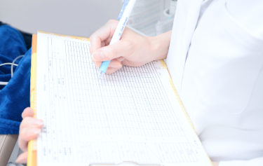 注射器と薬剤を準備している医療スタッフの手元