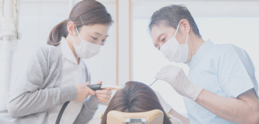 スマートフォンのアプリ画面で費用を確認している様子